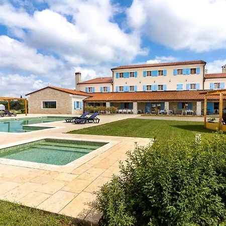 Velanera & Restaurant מלון
