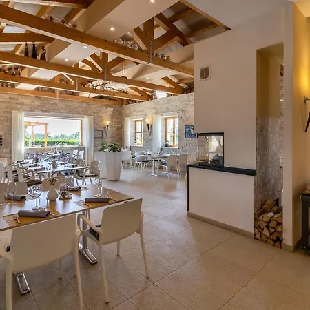 Velanera & Restaurant Sisan