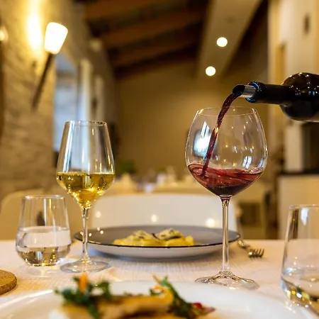 Velanera & Restaurant Hotel Sisan