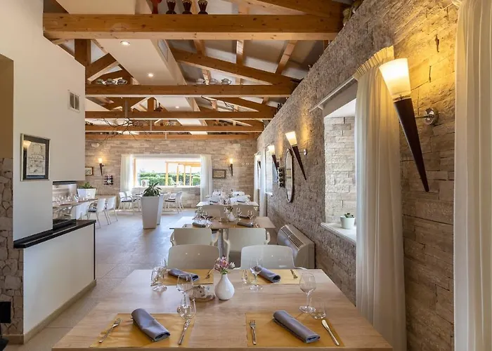 Velanera & Restaurant 호텔 Šišan