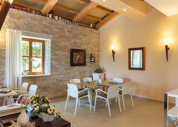 Velanera & Restaurant 호텔 Šišan